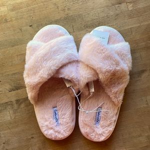 NWT Splendid pink fuzzy slippers
